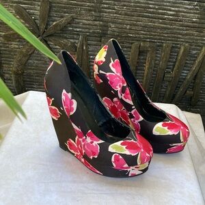 Elle Floral Platform Wedge Pumps in Black and Pink